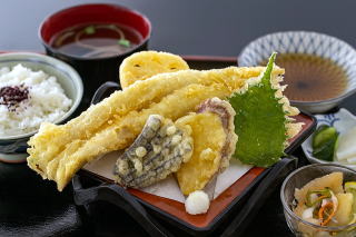 見た目も味も圧巻！豪快な1本揚げが自慢のあなご天ぷら定食。